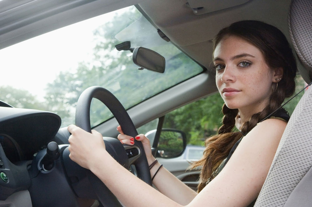 Ragazza Neopatentata alla Guida Ragazza Neopatentata alla Guida